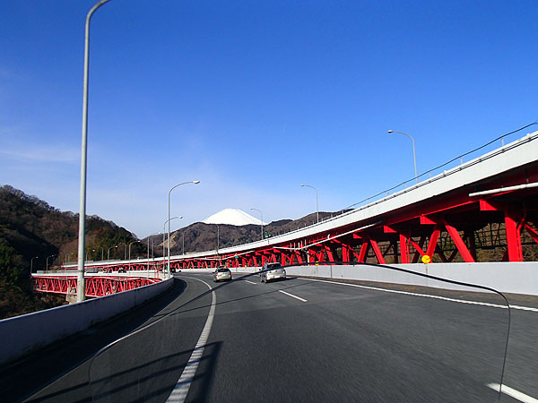 東名高速道路から見える富士山